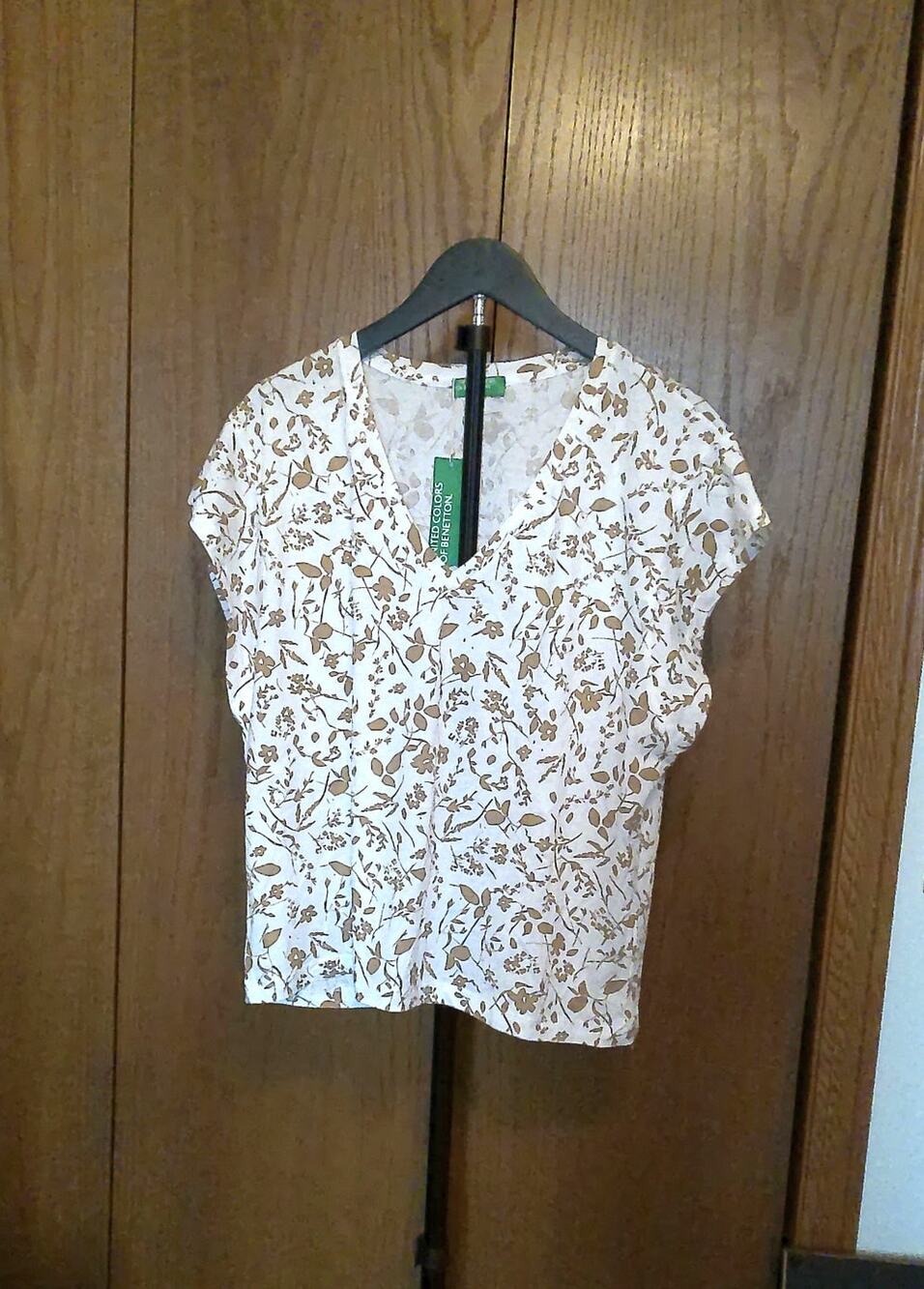 United Colors of Benetton Floral Line Art V-Neck Short Sleeve Blouse White NWT L